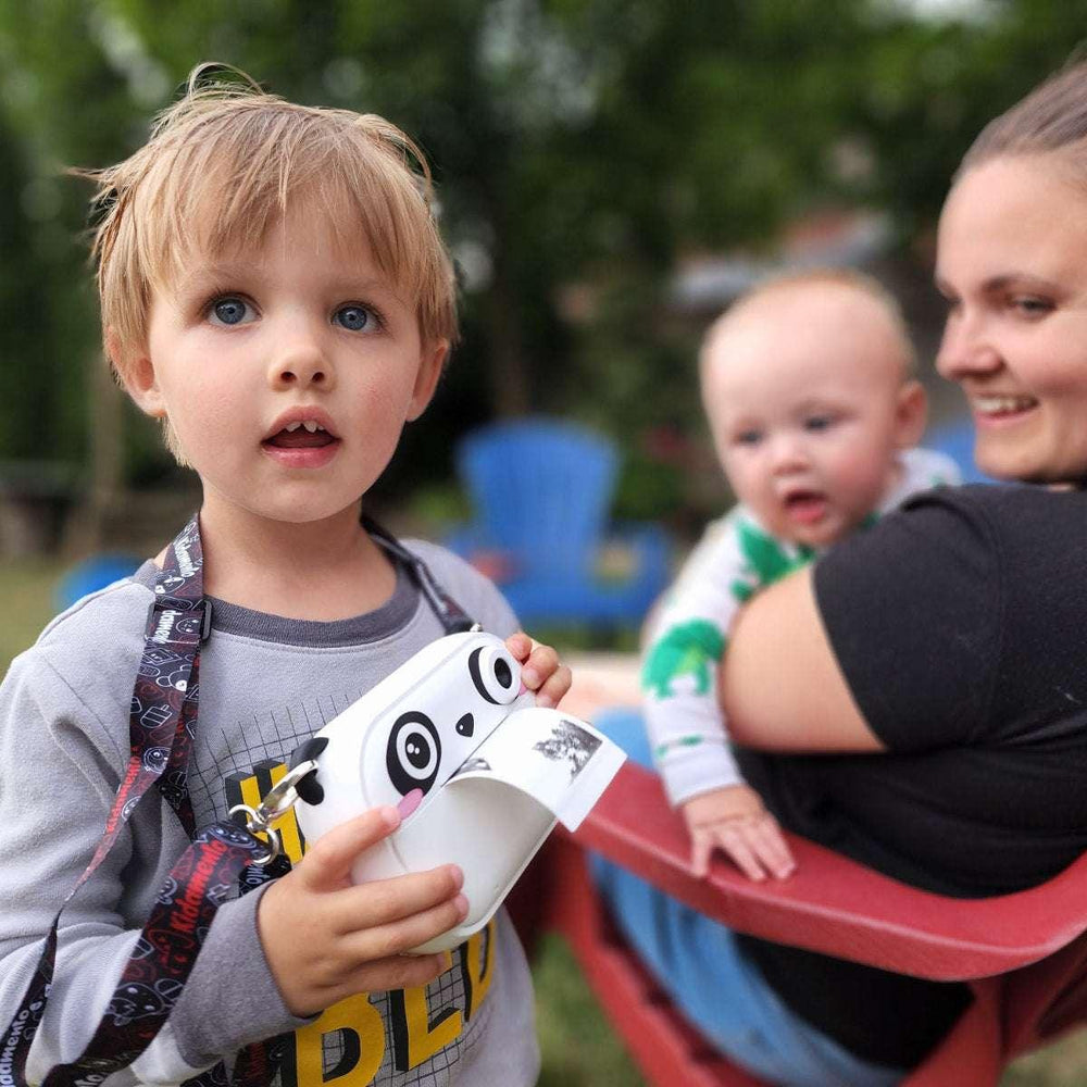 Kind fotografeert buiten