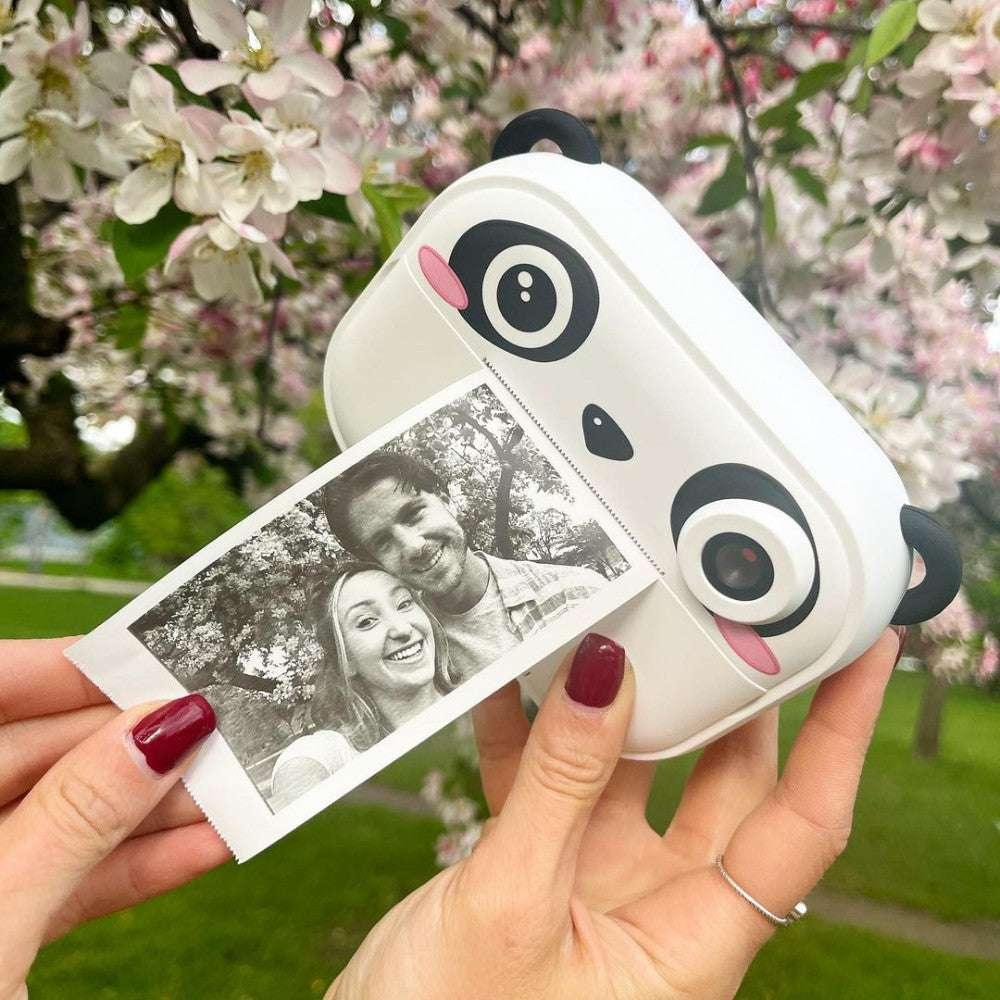 Geprinte foto's naast de camera