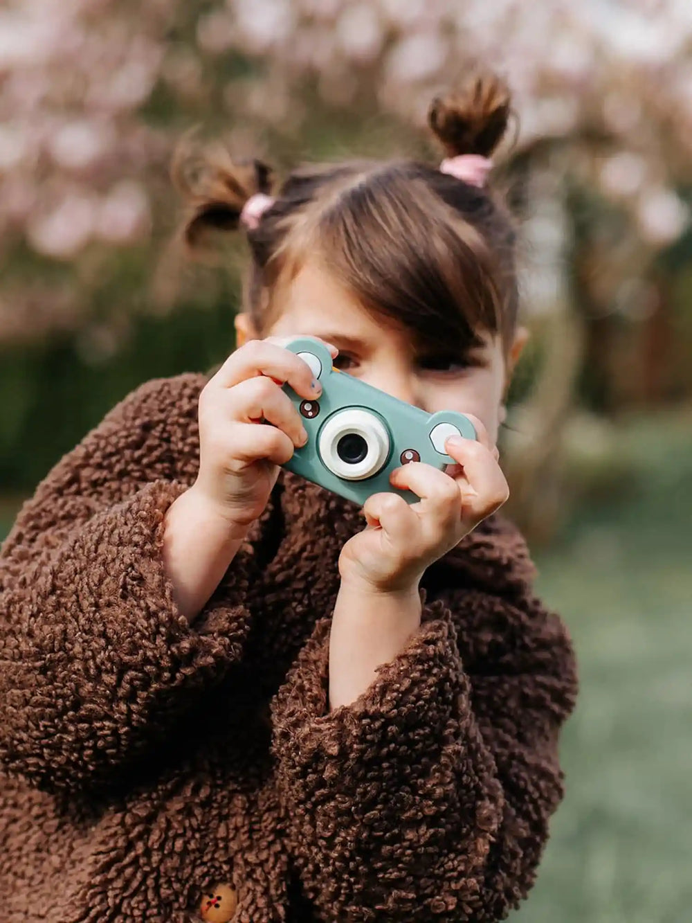 Meisje maakt een foto met de camera